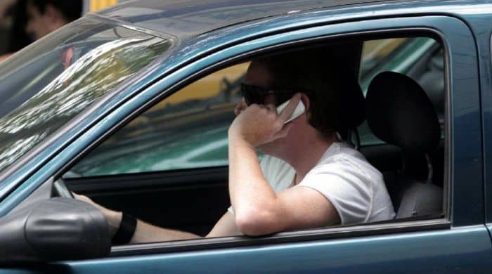 Avanza ley que aumenta penas para quienes usen celulares mientras conducen