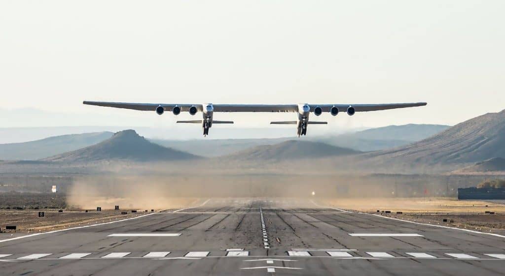 “Stratolaunch”, el avión más grande del mundo, realizó con éxito su primer vuelo