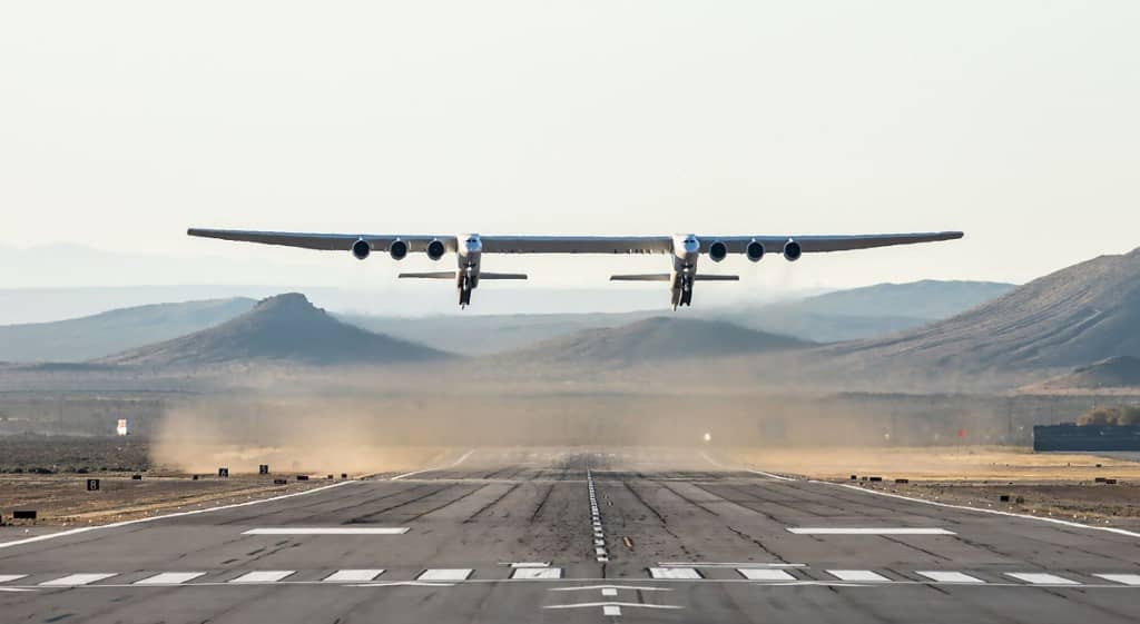 “Stratolaunch”, el avión más grande del mundo, realizó con éxito su primer vuelo