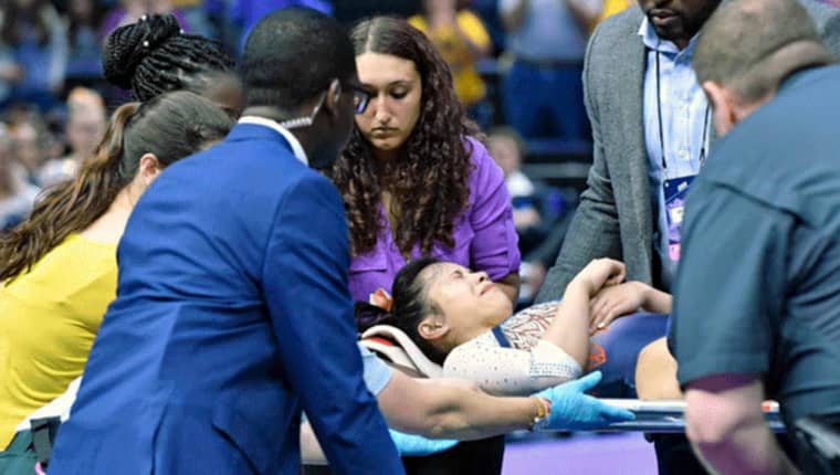 Gimnasta norteamericana se dislocó sus dos rodillas en competencia universitaria