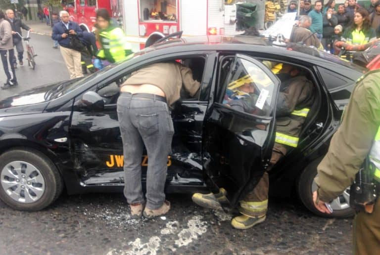 Dos personas resultaron lesionadas por colisión en el centro de Curicó