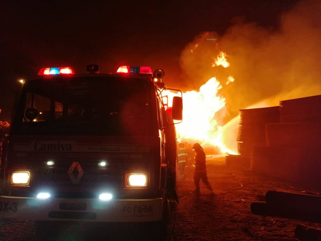 Incendio en aserradero de Constitución amenaza bosques y viviendas