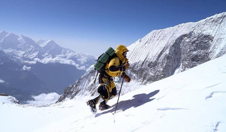 Histórico: chileno llega a la cumbre del Everest sin ayuda de oxígeno y sin sherpas