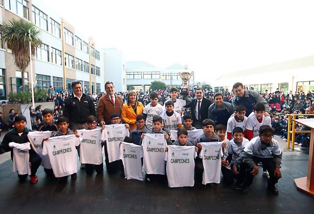 Autoridades visitaron el Colegio Alessandri para entrega de copa a representantes que viajarán a Austria