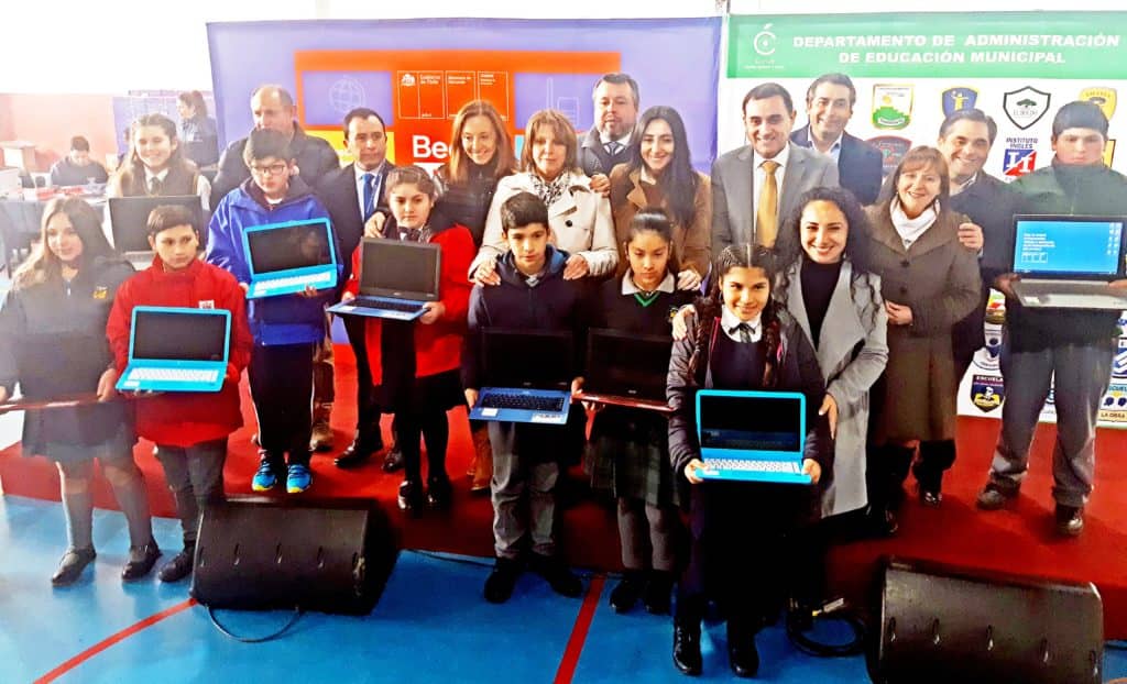 989 estudiantes curicanos de séptimo básico recibieron computadores