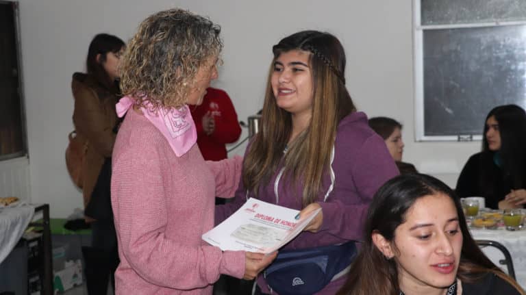 Municipalidad de Molina entregó beca a 80 jóvenes estudiantes de la comuna