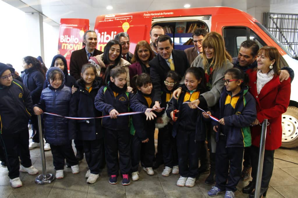 Corporación Cultural de Curicó inauguró su nuevo Bibliomóvil
