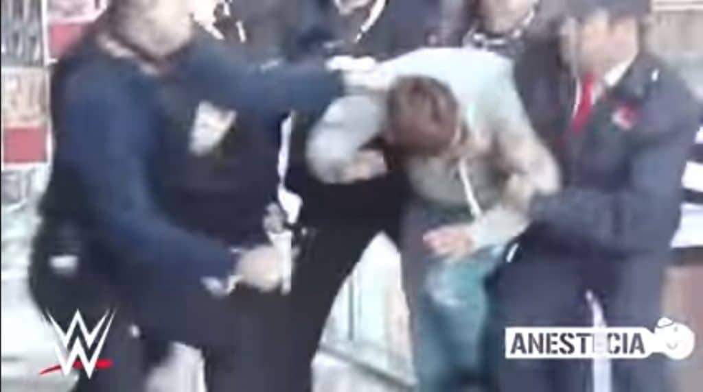 [VIDEO] Pelea al estilo WWE entre guardias de mall y mecheros se viraliza en redes sociales