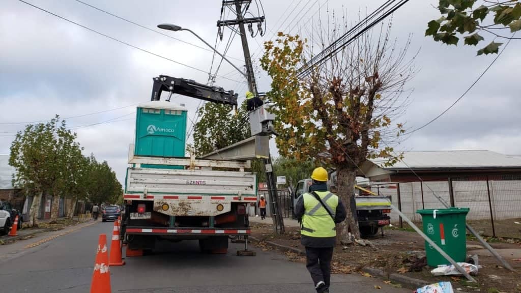 CGE realizó cambio de poste de tendido eléctrico dañado en calle O’Higgins de Curicó