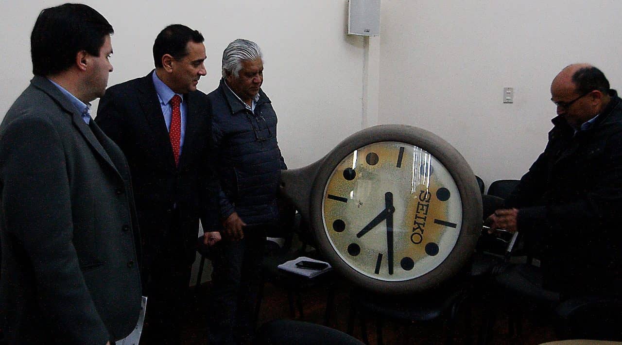 Municipalidad de Curicó mostró antiguo reloj Seiko para desmentir su pérdida