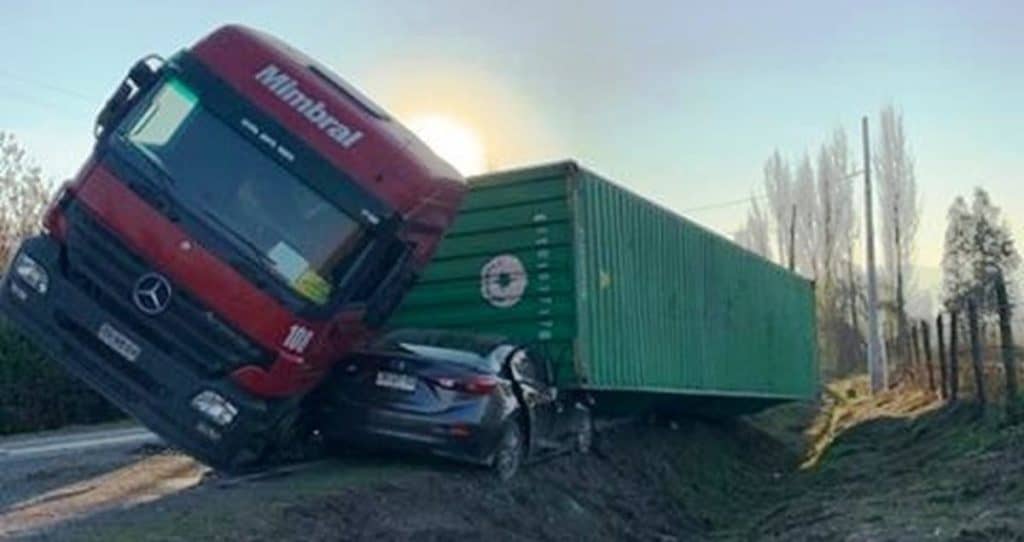 Mujer salvó milagrosamente tras quedar atrapada debajo de un camión