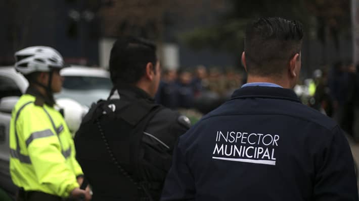 Inspectores municipales se traban a golpes con conductor mal estacionado: Todos presos