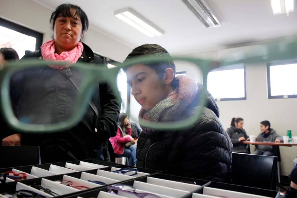 Bus clínico oftalmológico realizó controles a estudiantes de Rauco