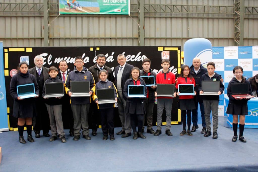 Más de un centenar de alumnos de Rauco recibieron computadores nuevos