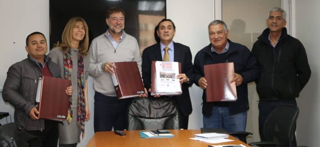 Autoridades entregaron más de 16 mil firmas a EFE para exigir cuatro pistas en cruce de Camilo Henríquez