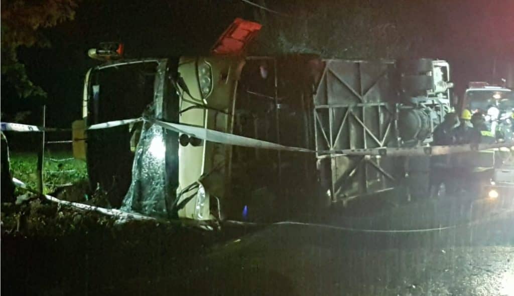 Tres muertos y quince heridos tras volcamiento de bus con trabajadores en Ruta Internacional Pehuenche