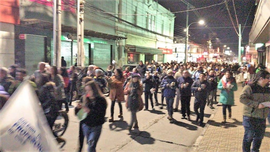 Profesores movilizados desarrollan masivo "cacerolazo de los patipelados"