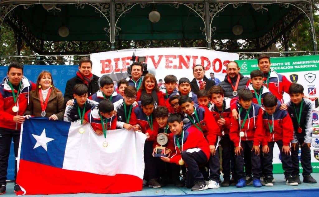 Niños del Colegio Alessandri fueron recibidos en la Plaza de Armas tras su participación en Austria