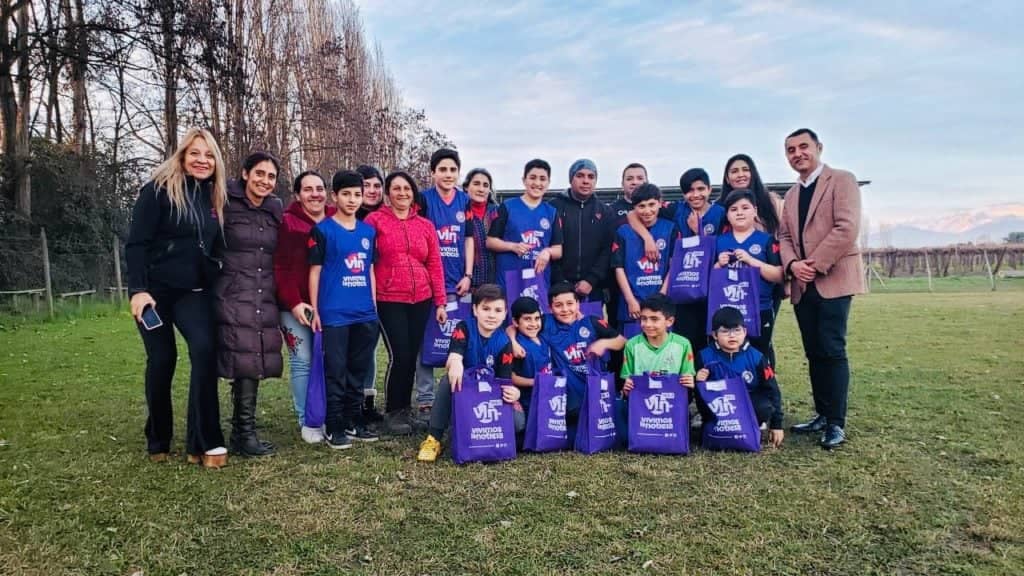 Niños de Santa Olga ya cuentan con indumentaria deportiva de VLN Radio