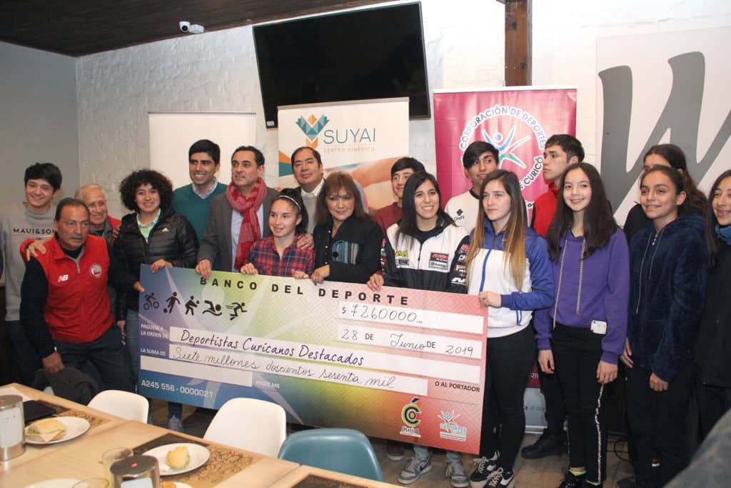 Municipio y Corporación de Deportes Curicó entregaron Beca a Deportistas Destacados 2019