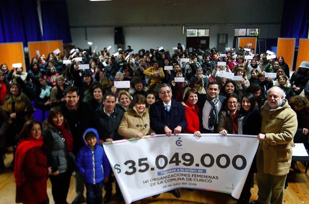 Organizaciones femeninas de Curicó recibieron recursos municipales para sus proyectos