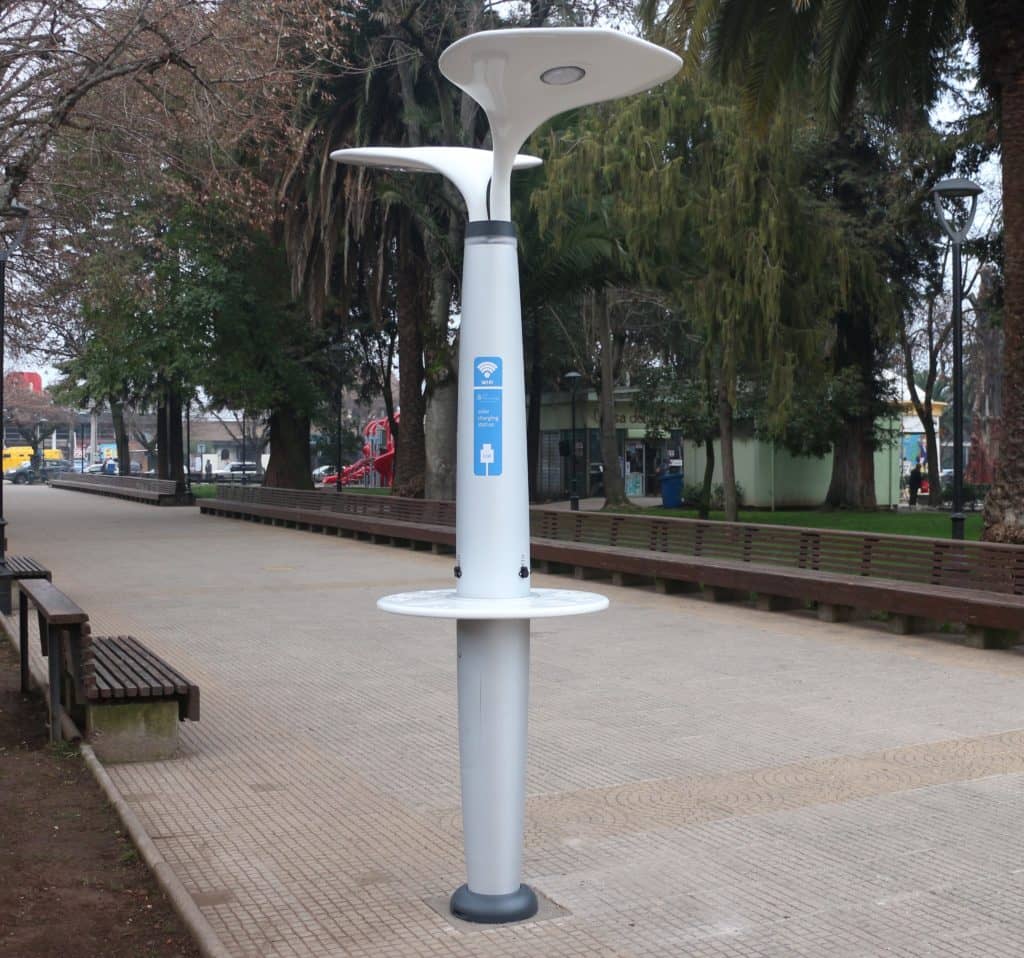 Municipalidad de Molina instaló árboles solares en dos plazas de la comuna