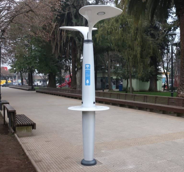 Municipalidad de Molina instaló árboles solares en dos plazas de la comuna