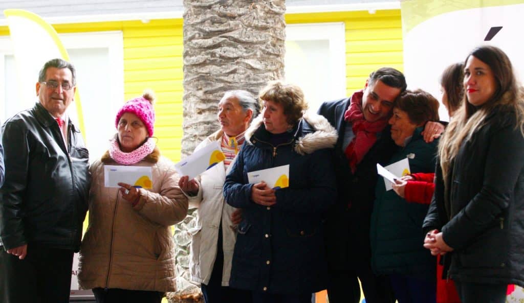 Empresa regaló diez estufas y cargas de gas a familias de Curicó