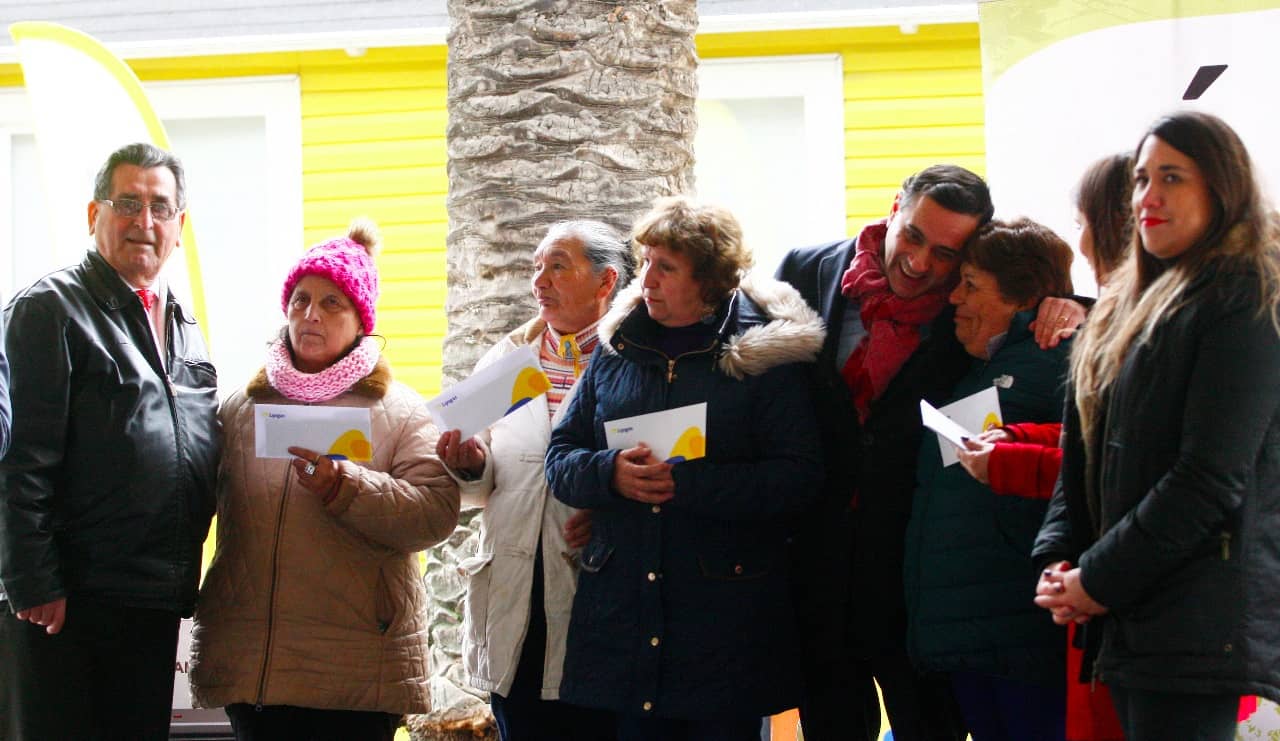 Empresa regaló diez estufas y cargas de gas a familias de Curicó