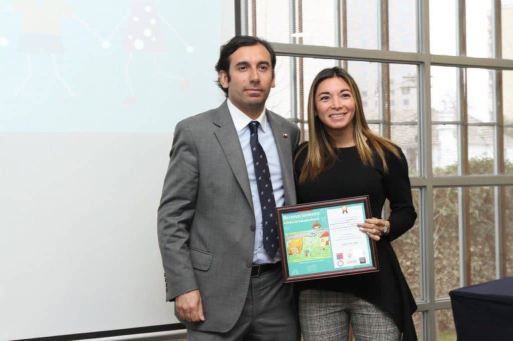 Evelyn Ortiz recibe reconocimiento por aporte en campaña "Juégatela por un Chile Sin Trabajo Infantil"