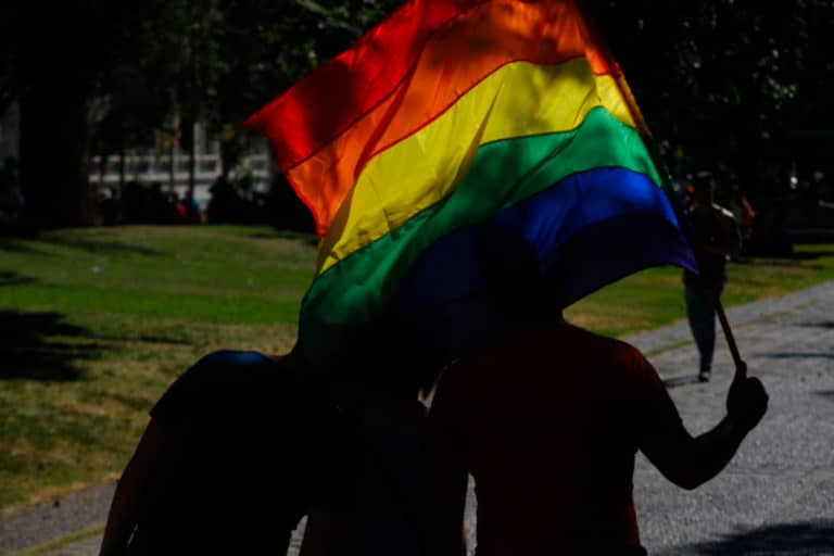 Sujeto atacó a pareja gay en San Javier: Una de las víctimas quedó en riesgo vital