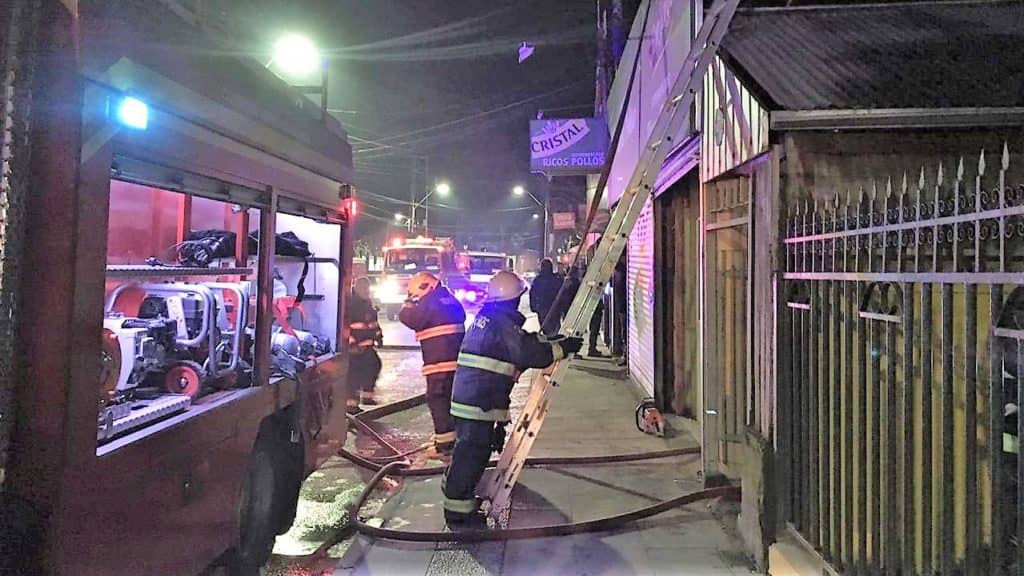 Incendio provoca daños en local comercial de Romeral