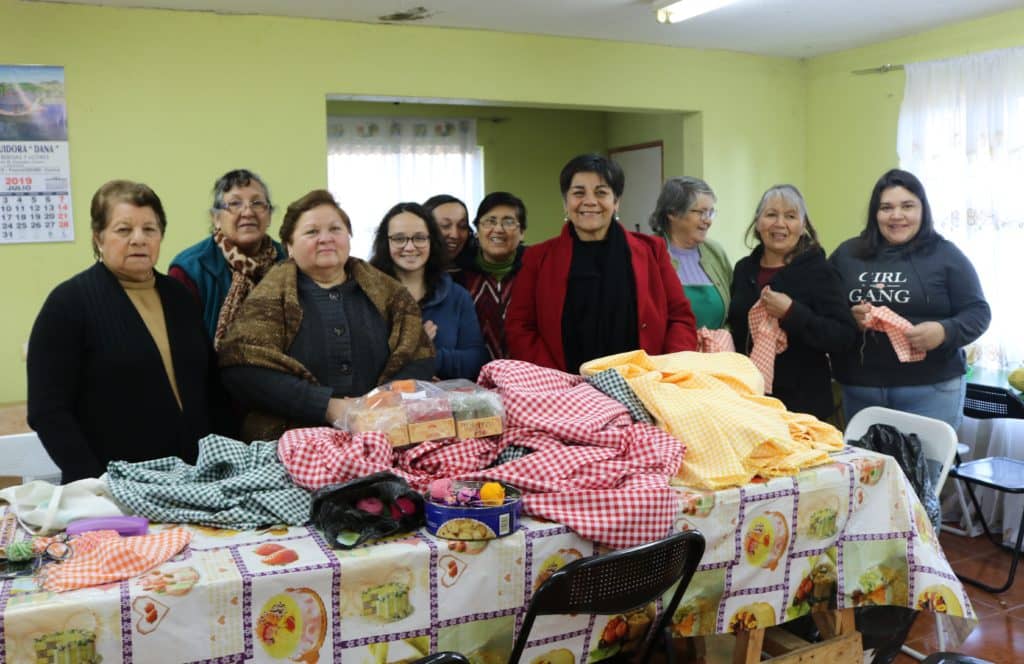 Monitoras desarrollan talleres de manualidades en sedes sociales de Teno