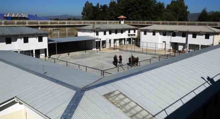 Sujeto fue detenido al intentar lanzar droga y teléfonos a la cárcel de Molina