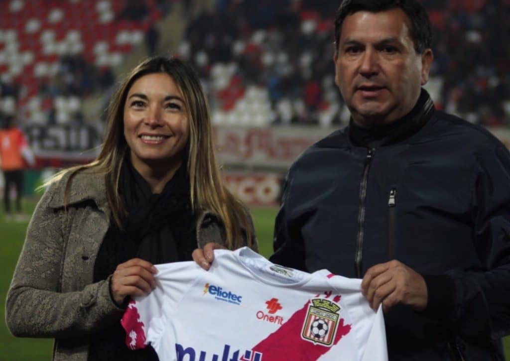 El homenaje recibido por Evelyn Ortiz en el partido de Curicó Unido