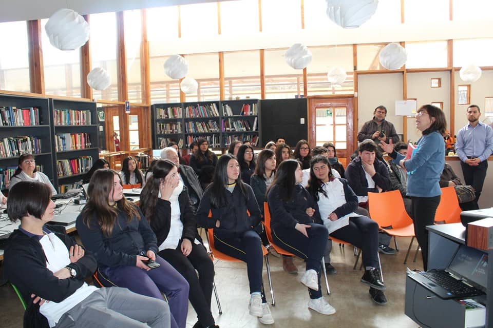 Escritora Lola Parra se reunió con estudiantes en la Biblioteca Municipal de Teno