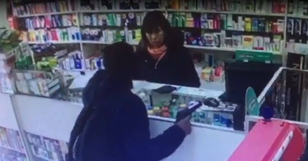 Sujeto armado intentó asaltar Farmacia “La Botica” en Curicó