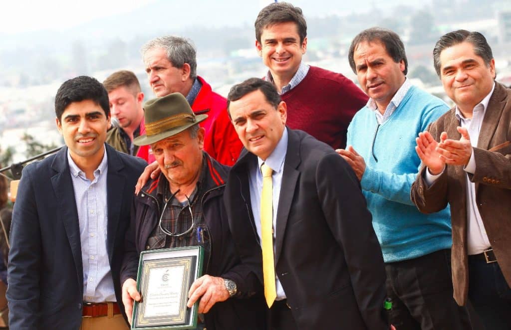 Municipio curicano reconoció públicamente a volantinero de la ciudad