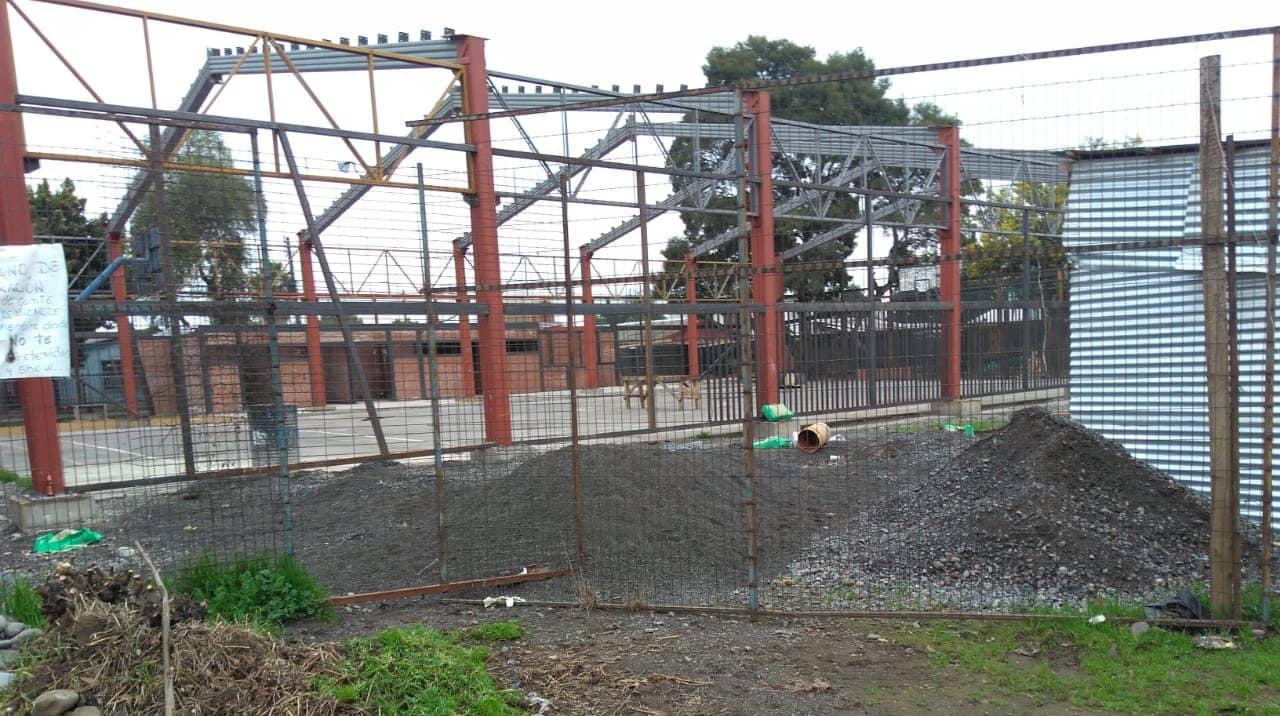 Vecinos denunciaron abandono de obras de mejoramiento en multicancha de Aguas Negras en Curicó