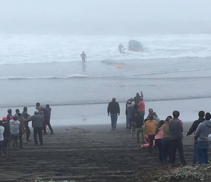 Continúa búsqueda de pescador desaparecido tras volcamiento de bote en Boyeruca