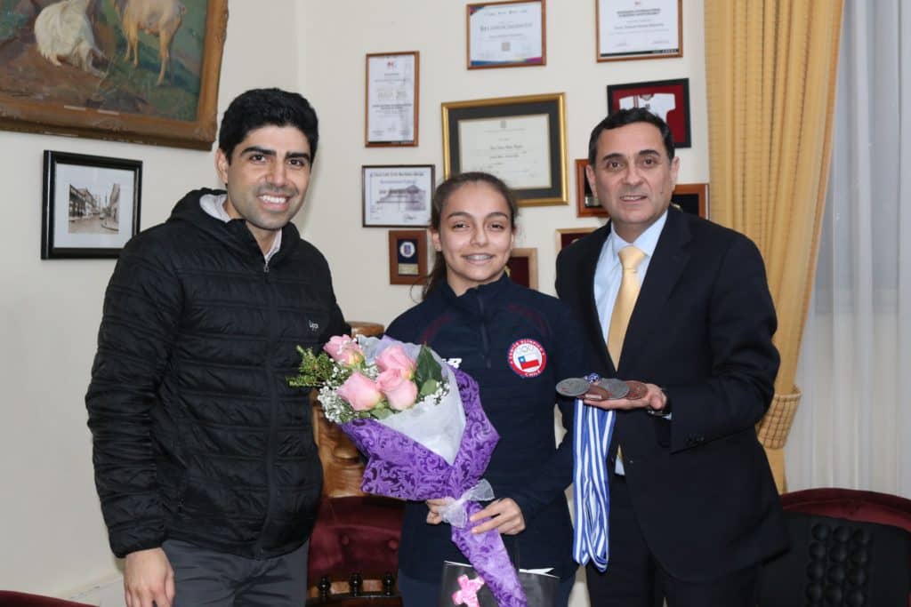 Con excelente cosecha de medallas tenimesista Sofía Pérez visitó al alcalde Javier Muñoz