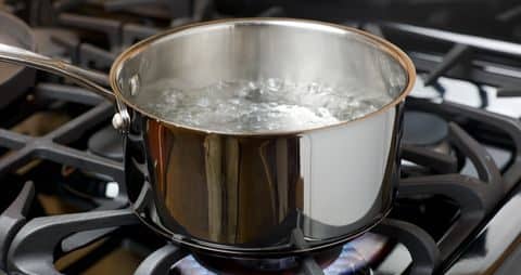 ¿Qué se debe hacer ante una quemadura con agua hirviendo?