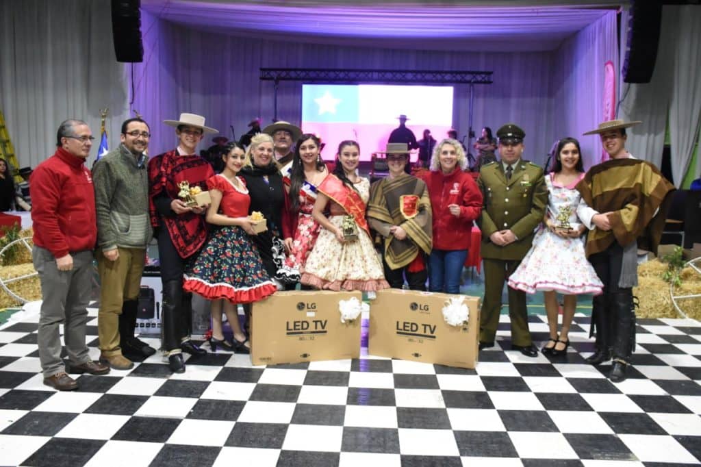 Molina premió a campeones del Torneo Escolar de Cueca 2019