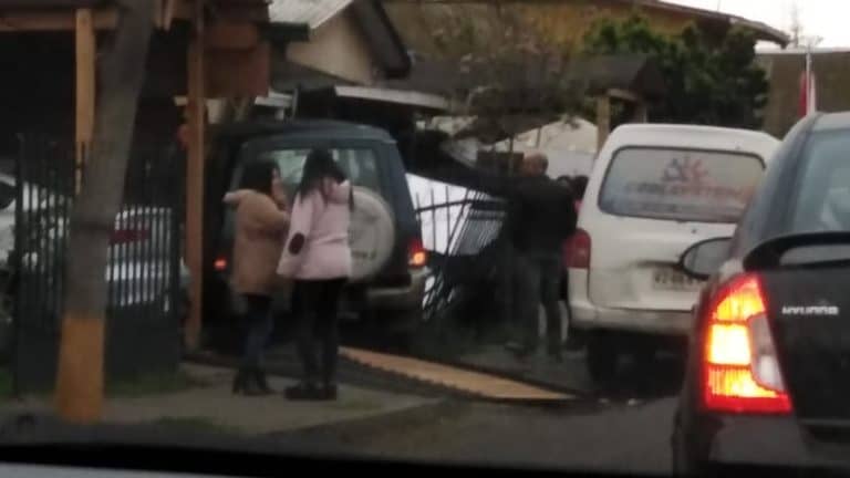 Vehículo quedó incrustado en la reja de una casa en Villa El Boldo IV