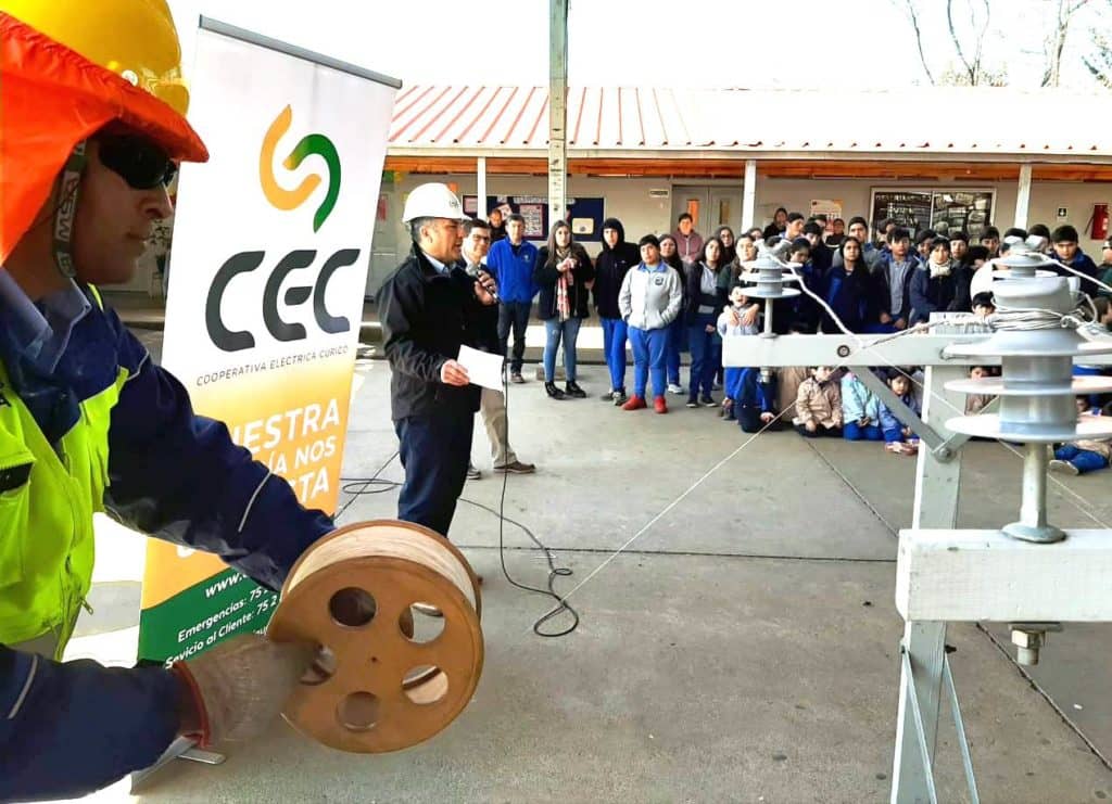 Cooperativa Eléctrica lanzó campaña contra uso de hilo curado en Teno