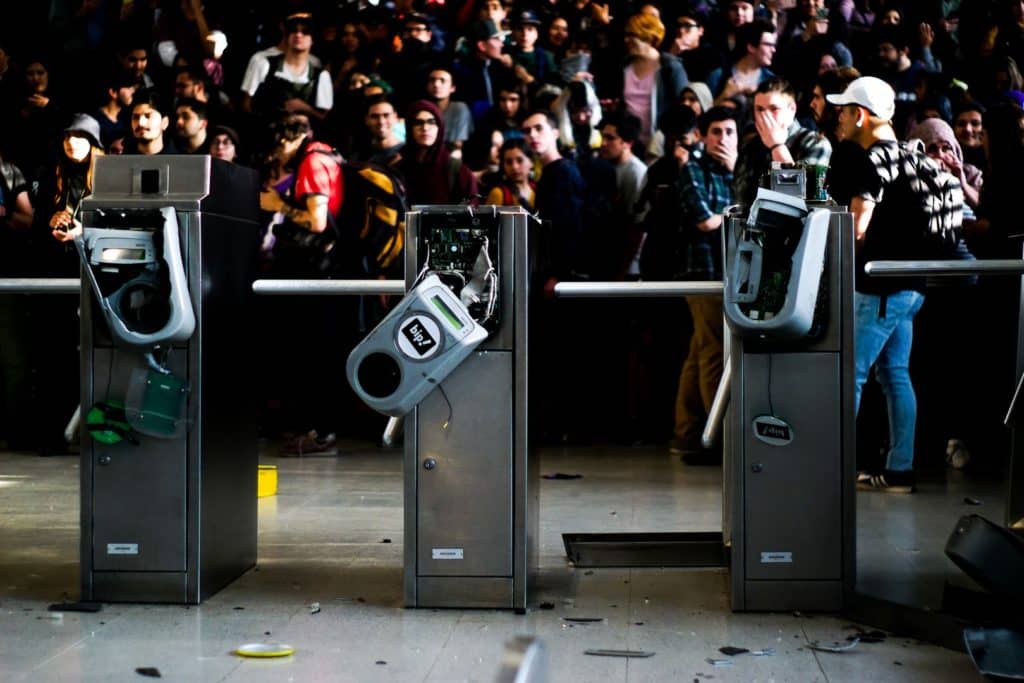 Nueva jornada de evasión masiva genera cortes en varias estaciones de Metro