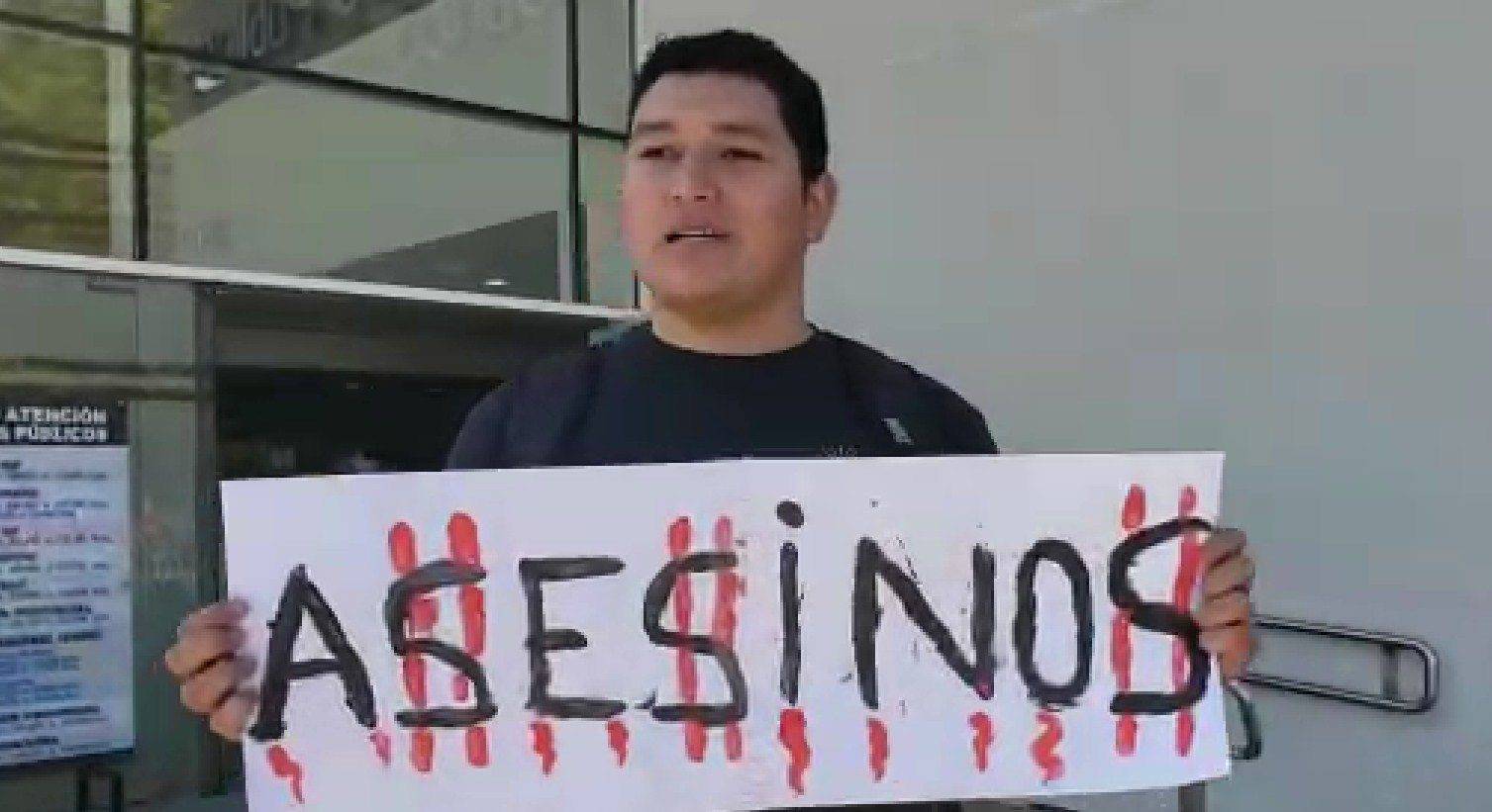 Joven protestó en la Gobernación de Curicó tras muerte de hombre por disparo de militar