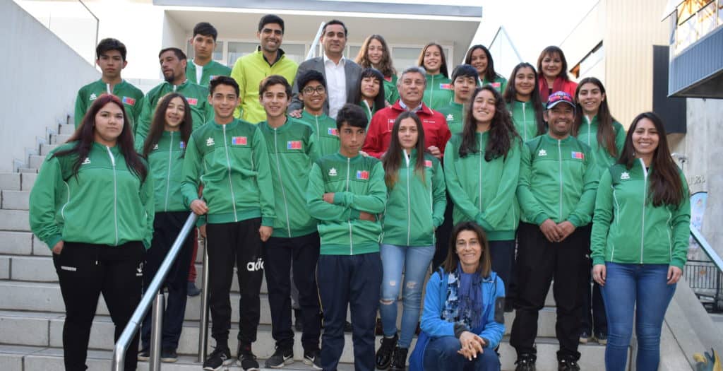 Deportistas curicanos recibieron indumentaria para los Juegos Deportivos Escolares 2019
