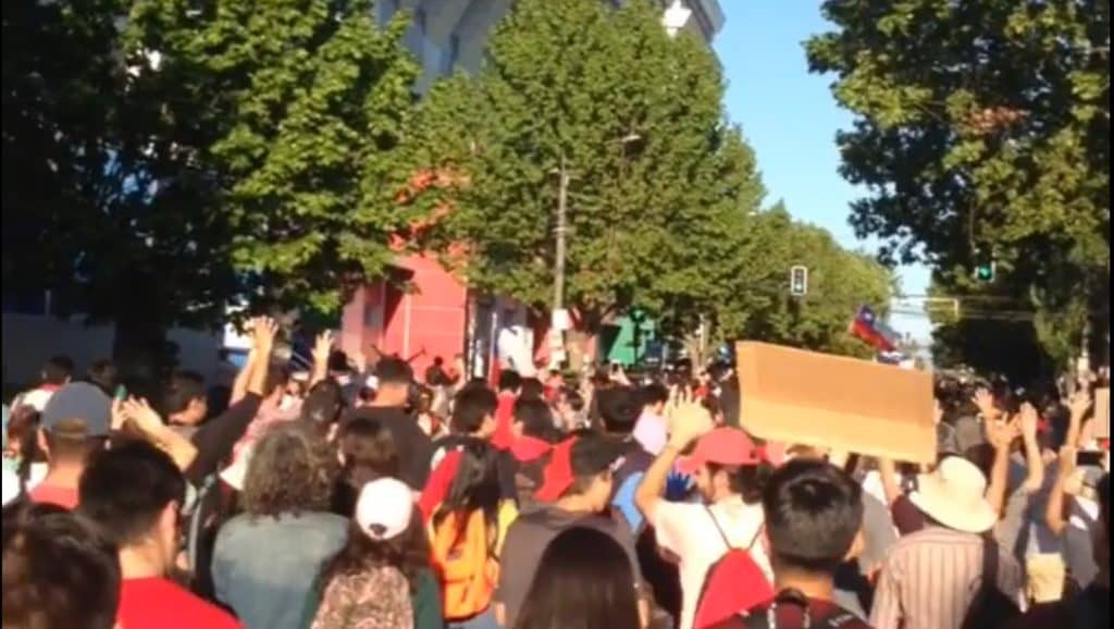 Manifestantes talquinos pasan en silencio en respeto a pacientes del hospital regional