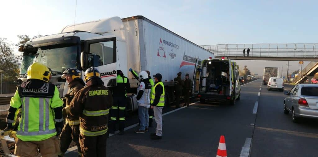 Chofer de camión murió tras sufrir infarto y chocó con barrera de contención en Ruta 5 Sur
